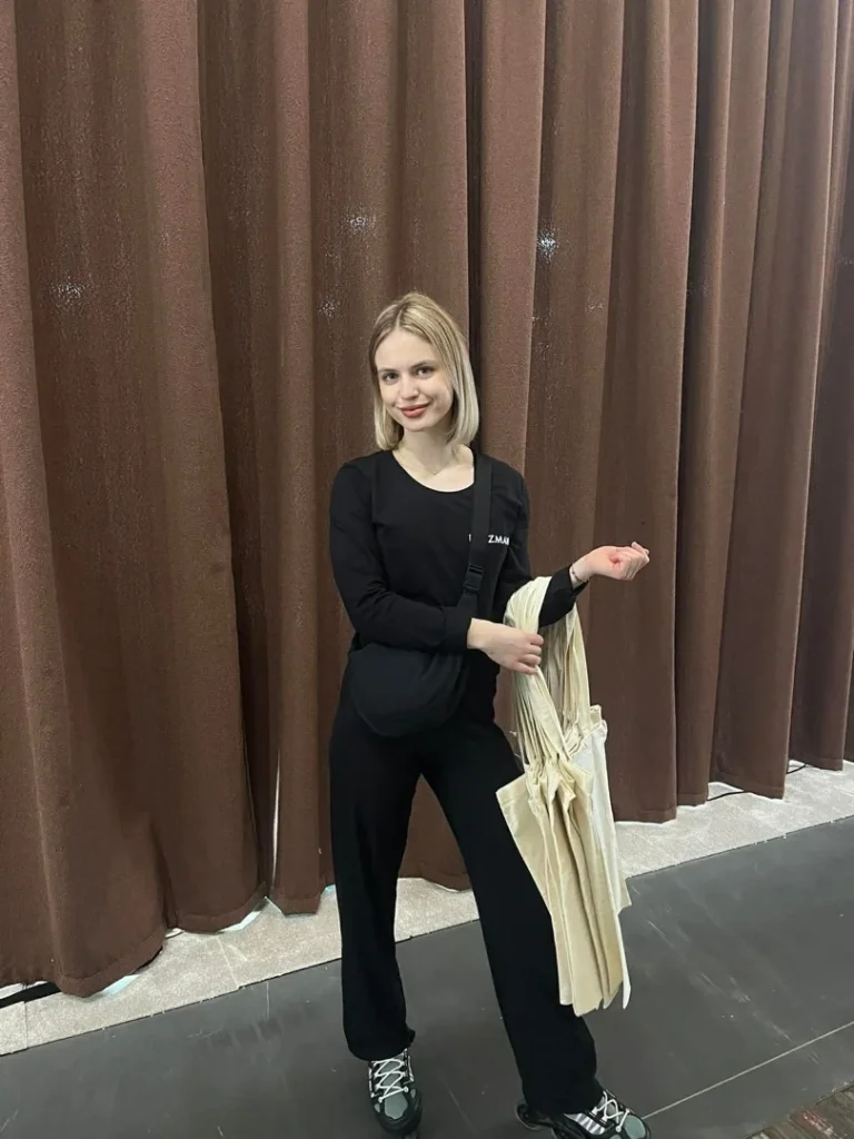 Hostessy na rolkach podczas targów Meble Polska w Poznaniu