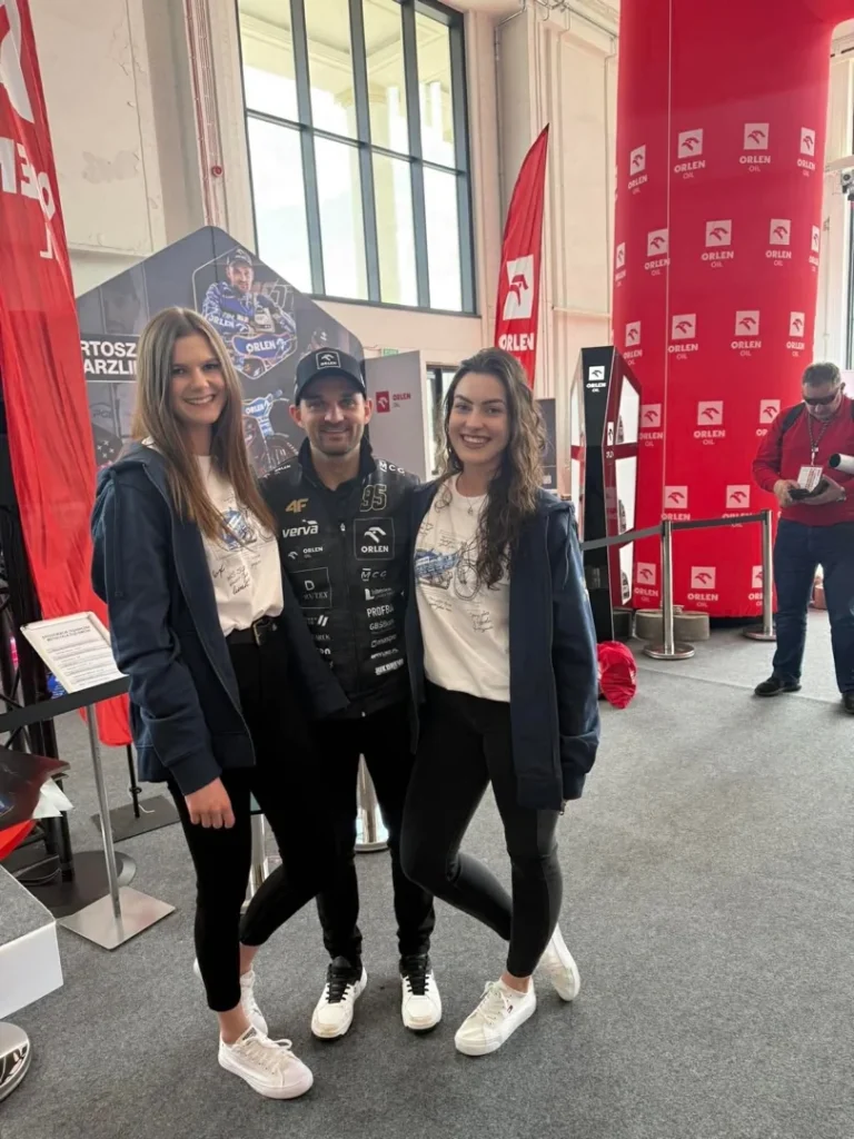 Profesjonalna obsługa stoiska ORLEN podczas Motor Show Poznań